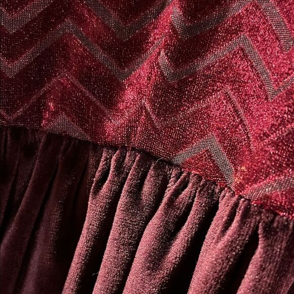 Elegant Burgundy Velvet Dress with Chevron Pattern - Picture 5 of 8